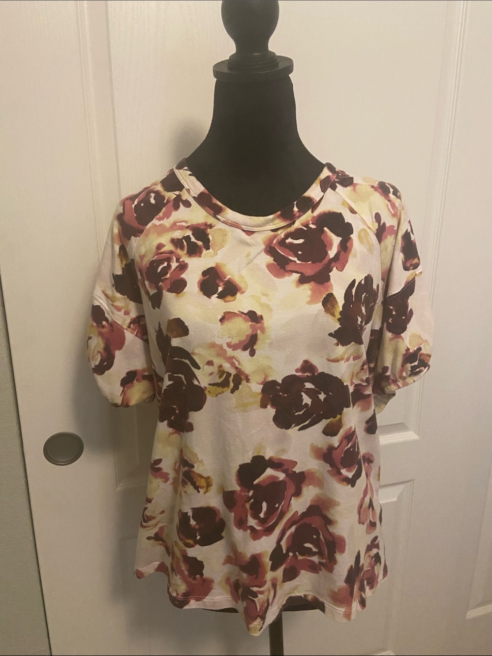 Simply Vera Vera Wang Cream Short-Sleeve Floral Tee with Burgundy Accents